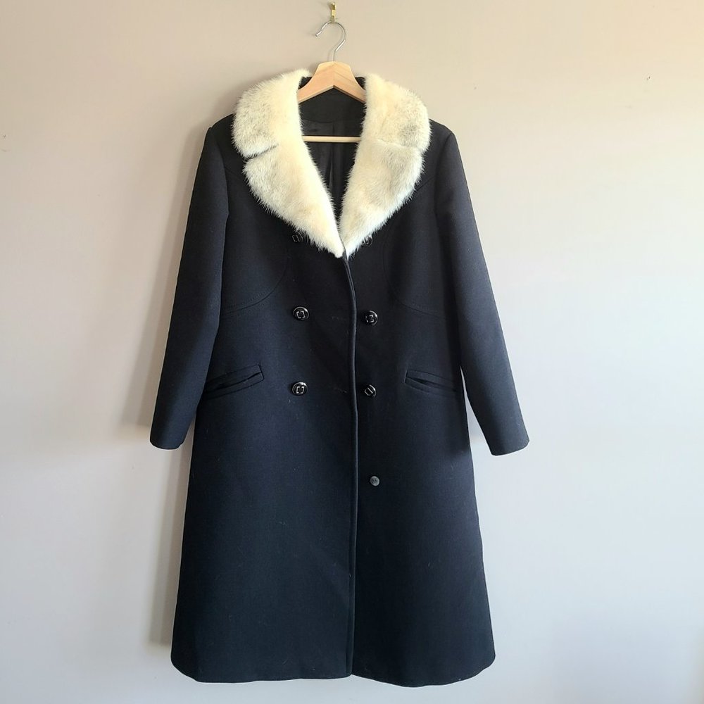 Classic style pure virgin wool black coat with white mink collar. - Picture 4 of 14